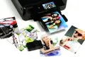 Drukarka tworzy kolorowe odbitki: zdjęcia z imprezy, kwiaty, samochody i uśmiechnięte twarze. To idealny program do drukowania zdjęć.
