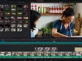 Program do montowania filmów z widokiem na kuchnię i dwie kobiety. Widoczne klipy wideo, oś czasu i narzędzia edycyjne.