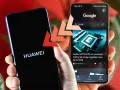 Dwa telefony: jeden z logo HUAWEI, drugi z wyszukiwarką Google. Porównanie technologii.
