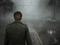Mroczna droga we mgle, bohater w zielonej kurtce, opuszczony samochód i liście. Zapowiedź Silent Hill remake.