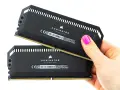 Dwie kości pamięci RAM DDR5 64GB (2x32GB) Corsair Dominator Platinum RGB.