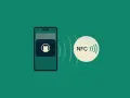 Telefon z włączonym NFC zbliża się do symbolu płatności.