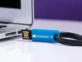 Niebieski pendrive z napisem "Windows 10" podłączony do laptopa. Idealny do nauki, jak zrobic format komputera win 10.