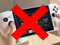 Ręce trzymają biały handheld gamingowy, podobny do Xbox Rog Ally X, z wielkim czerwonym krzyżem na ekranie.