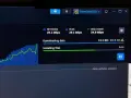 Monitor pokazuje pobieranie gry na Steam. Sieć działa z prędkością 25.1 Mbps, a dysk jest obciążony w 34.8 Mbps. Jak przyśpieszyć pobieranie na Steam?