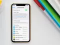 Ustawienia iPhone'a pokazują, jak wysłać lokalizację. Widoczne są opcje "Udostępnij moją lokalizację" i lista aplikacji.