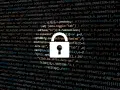 Zapomniałem hasła do laptopa. Widzę kod i ikonę kłódki, symbolizującą bezpieczeństwo i potencjalne problemy z dostępem.
