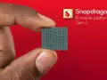 Palec i kciuk trzymają niewielki procesor. Obok widnieje logo Snapdragon 8 mobile platform Gen 2.