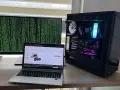 Stacja robocza z dwoma monitorami, laptopem i podświetlaną obudową PC. Dowiedz się, jak podłączyć dwa monitory do laptopa.