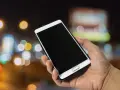 Dłoń trzyma smartfon Samsung. Zastanawiasz się, jak wyłączyć telefon Samsung bez dotyku? Oto rozwiązanie.