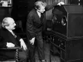 Dwóch mężczyzn przy wczesnym telewizorze. Czy to właśnie ten wynalazł telewizor?