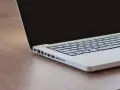 Czekam na inspirację, gdy czarny ekran w laptopie odbija światło.