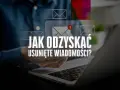 Odzyskiwanie usuniętych wiadomości SMS. Dłoń nad klawiaturą laptopa, ikony kopert.