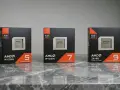 Trzy pudełka z procesorami nowe procesory AMD Ryzen 5, 7 i 9, z różną ilością pamięci cache i rdzeni.
