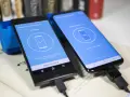 Dwa telefony połączone kablem USB. Jeden pokazuje "Gotowe", drugi "100%". To pokazuje, jak przenieść dane z telefonu na telefon.