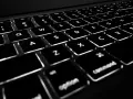 Podświetlane klawisze laptopa, w tym klawisze funkcyjne F1-F12, litery i symbole.