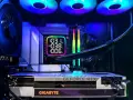 Wnętrze komputera z podświetlaną kartą graficzną GeForce RTX i wyświetlaczem temperatury CPU. Idealne do naprawy kart graficznych.