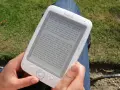 Osoba czyta książkę na czytniku Bookeen. To świetna aplikacja do czytania tekstu po polsku, która pozwala zabrać ze sobą całą bibliotekę.
