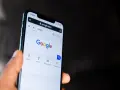 Telefon pokazuje stronę Google. Szukasz informacji, jak włączyć Google Discover?