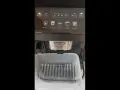 Ekspres DeLonghi Magnifica EVO gotowy do odkamieniania. Na panelu sterowania widoczne ikony napojów.