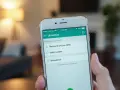 Dłoń trzyma smartfon, na ekranie którego widać ustawienia blokowania numerów. Dowiedz się, jak odblokować numer telefonu, przeglądając listę zablokowanych kontaktów.