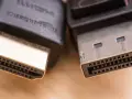 Zbliżenie na wtyczki HDMI i DisplayPort, pokazujące różnice w ich budowie.
