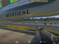 Gracz ćwiczy celność na mapie treningowej CS:GO, celując w boty. Widoczny jest interfejs gry z informacjami o postępach w wyzwaniu "The Aim Botz Challenge".