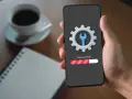 Telefon z ikoną narzędzi i paskiem postępu "Factory Reset". To może pomóc, gdy chcesz naprawić dotyk w telefonie.