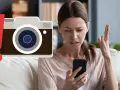 Kobieta zmartwiona, bo jej Samsung ma błąd kamery. Czerwony wykrzyknik obok ikony aparatu.