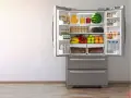 Pełne jedzenia pierwsze uruchomienie lodówki no frost: owoce, warzywa, mięso, napoje i jajka.