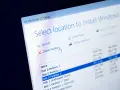 Instalator Windows 11 pokazuje opcje zarządzania partycjami. Kliknięcie "Usuń partycję" to pierwszy krok, by dowiedzieć się, jak sformatować dysk z systemem.