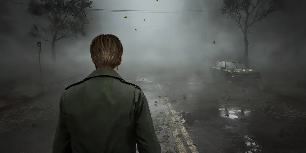 Mroczna droga we mgle, bohater w zielonej kurtce, opuszczony samochód i liście. Zapowiedź Silent Hill remake.