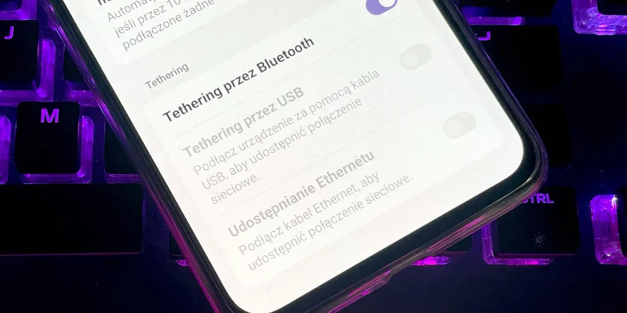 Jak udostępnić internet z telefonu? Na ekranie widać opcje tetheringu: przez Bluetooth, USB i Ethernet.