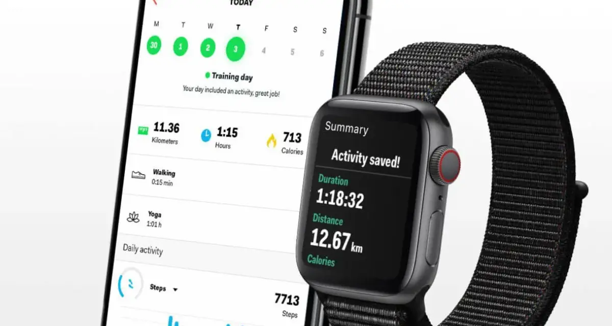 Telefon z aplikacją śledzącą aktywność i smartwatch. Krokomierz w telefonie pokazuje 7713 kroków, a zegarek podsumowuje trening: 12,67 km.