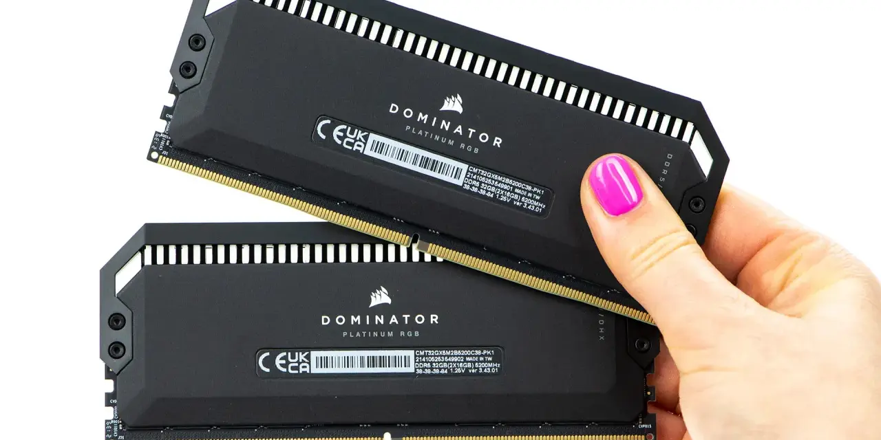 Dwie kości pamięci RAM DDR5 64GB (2x32GB) Corsair Dominator Platinum RGB.
