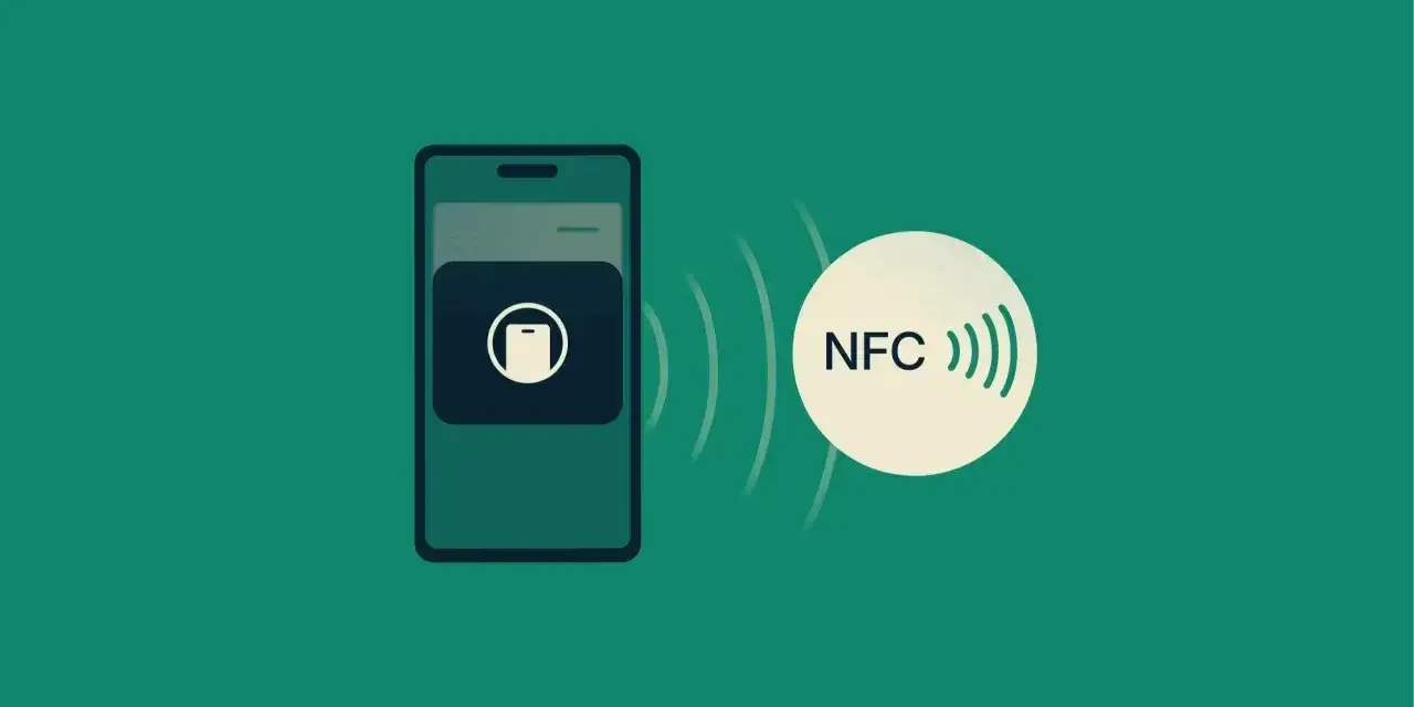 Telefon z włączonym NFC zbliża się do symbolu płatności.