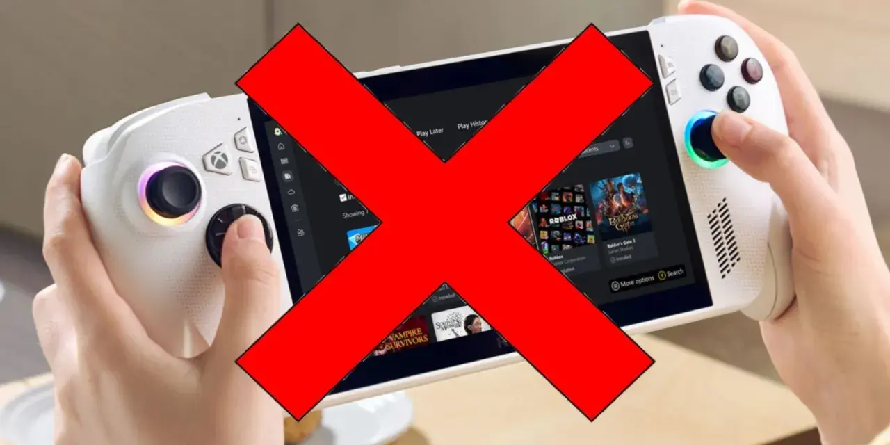 Ręce trzymają biały handheld gamingowy, podobny do Xbox Rog Ally X, z wielkim czerwonym krzyżem na ekranie.