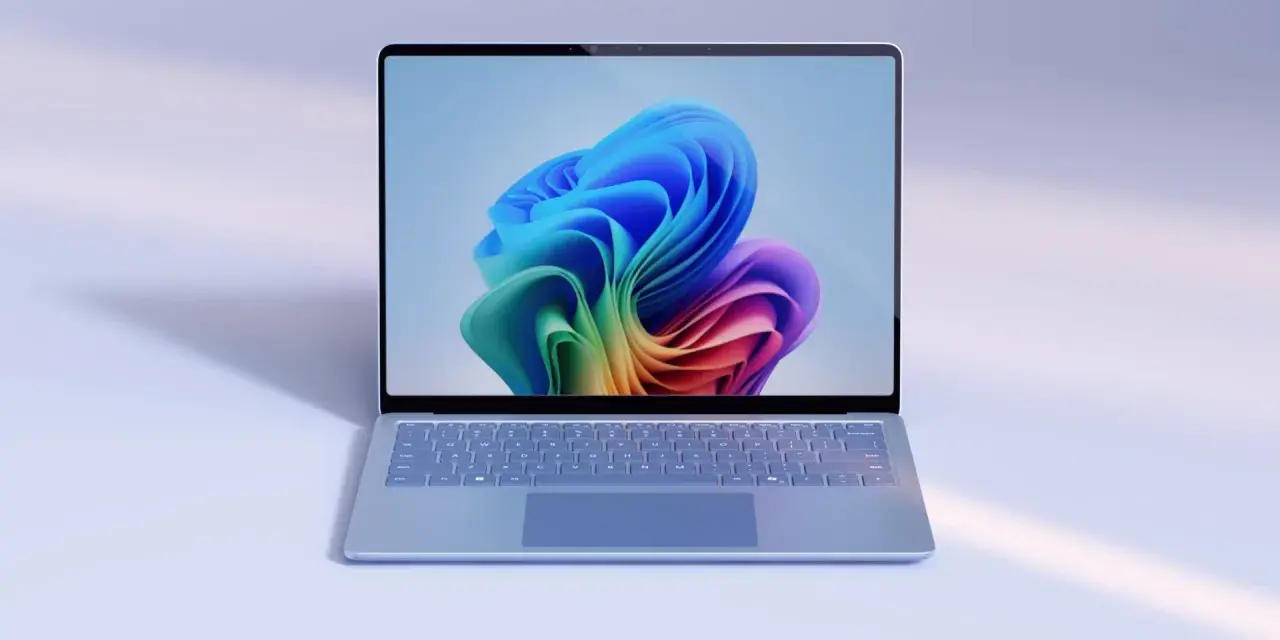 Lekki laptop z kolorową tapetą na ekranie, idealny do optymalizacji systemu za pomocą narzędzi typu windows 11 debloater.