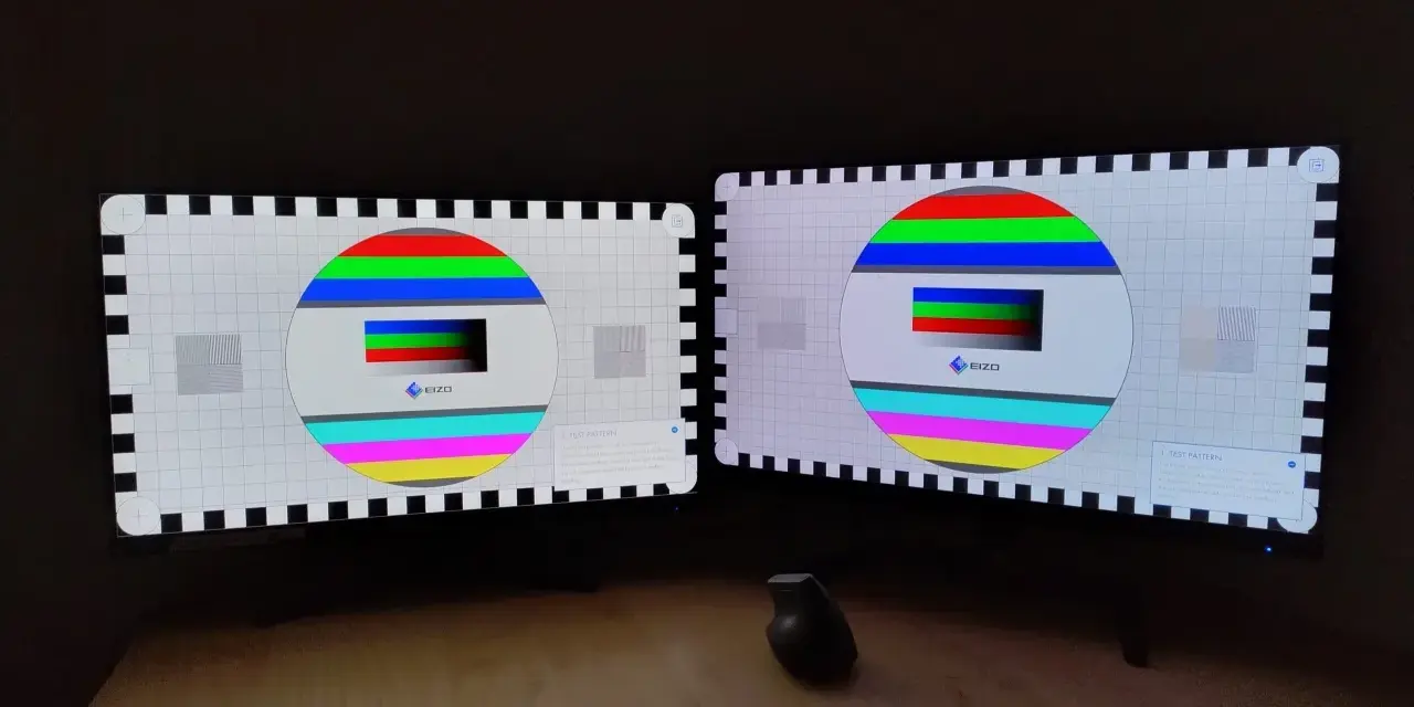 Dwa monitory z testowym wzorem kolorów. Porównanie jakości obrazu VA vs IPS.