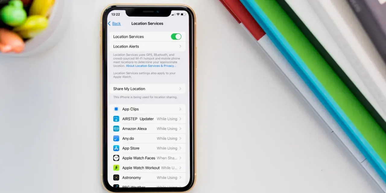 Ustawienia iPhone'a pokazują, jak wysłać lokalizację. Widoczne są opcje "Udostępnij moją lokalizację" i lista aplikacji.