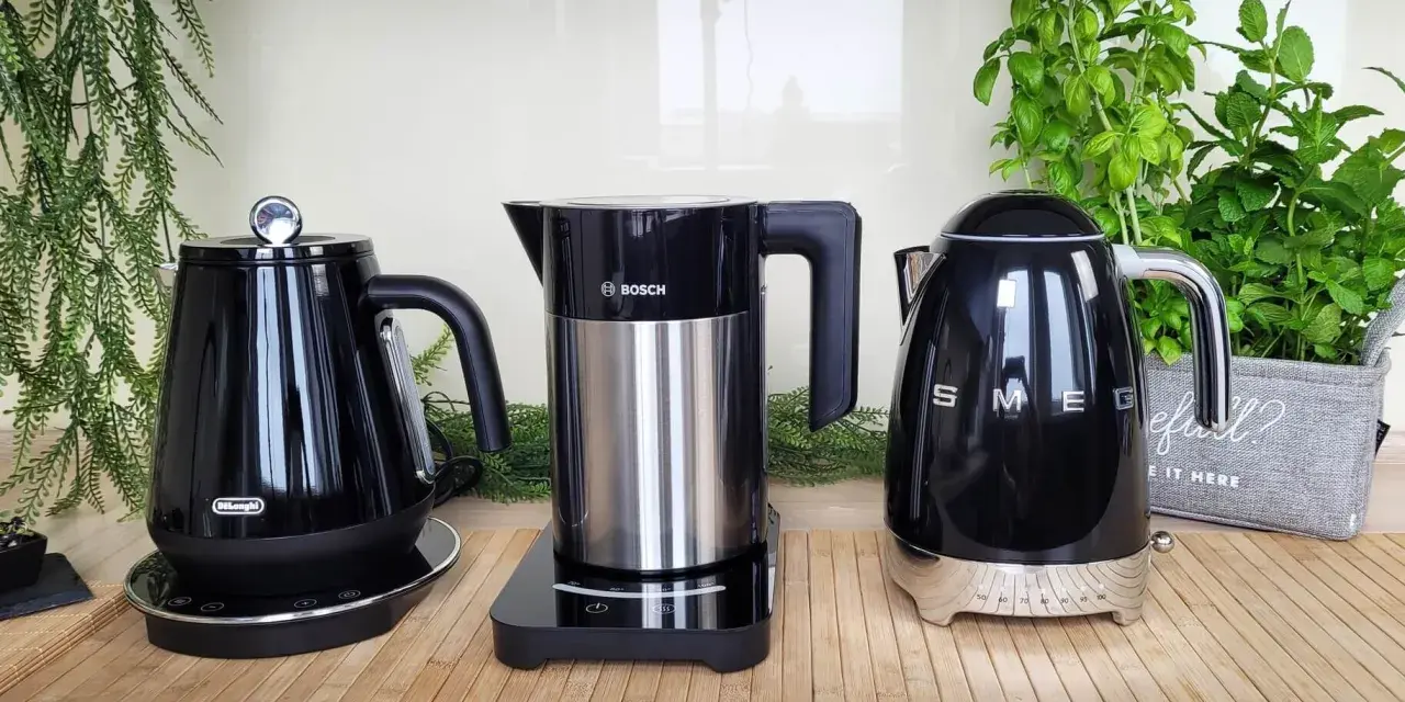 Trzy czarne czajniki: DeLonghi, Bosch i Smeg. Czy Sencor to za firma? Zobacz porównanie!