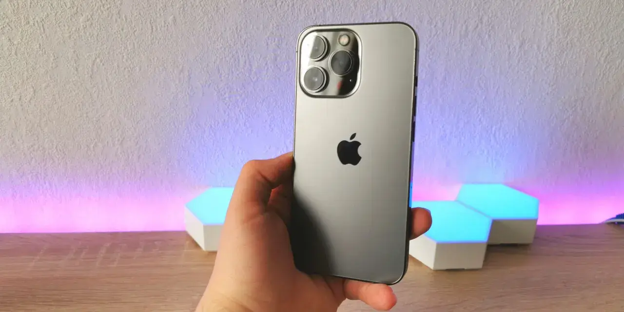 Dłoń trzyma iPhone 13 Pro. Zastanawiasz się nad jego pojemnością baterii?