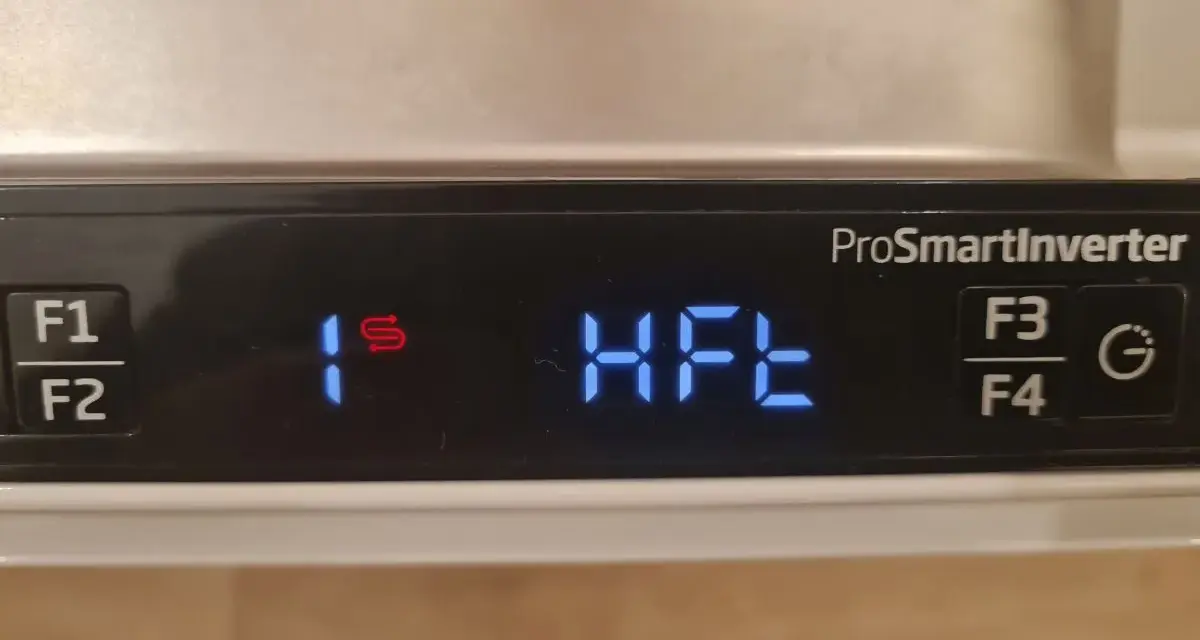 Panel zmywarki Beko: przyciski F1, F2, F3, F4, symbol "1s" i napis "HFE".