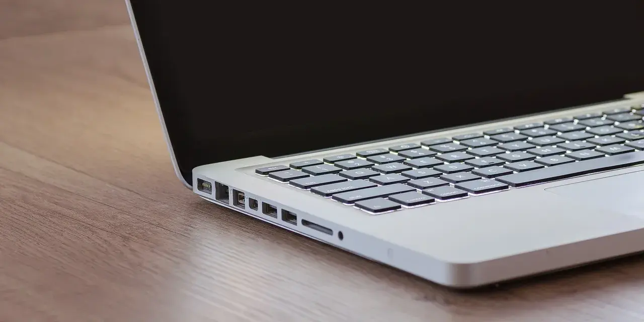 Czekam na inspirację, gdy czarny ekran w laptopie odbija światło.