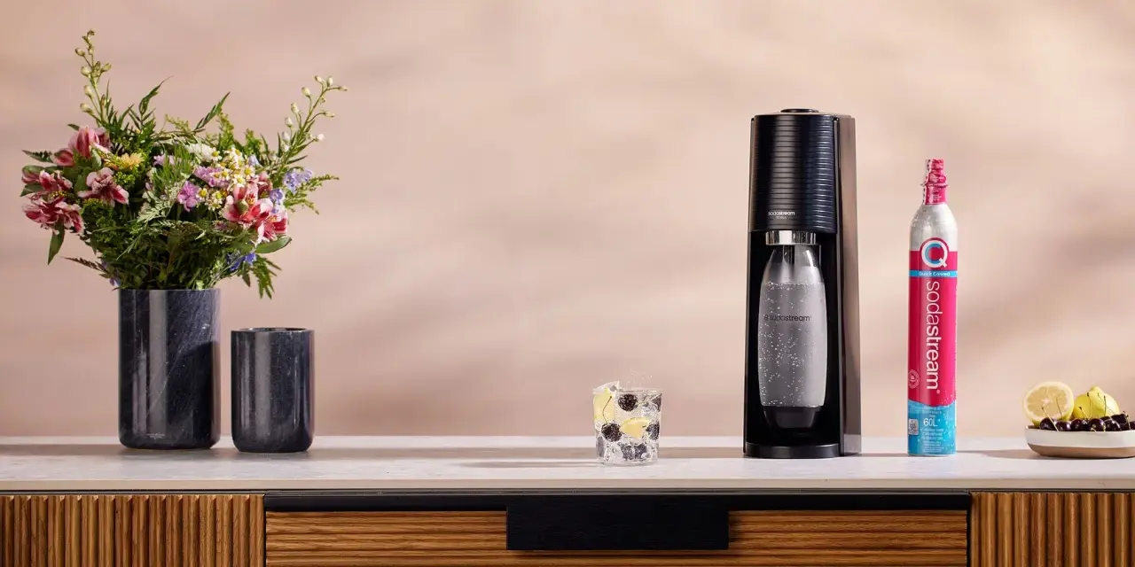 SodaStream nabój na ile starcza? Zobacz, jak łatwo przygotować orzeźwiający napój z cytryną i wiśniami.