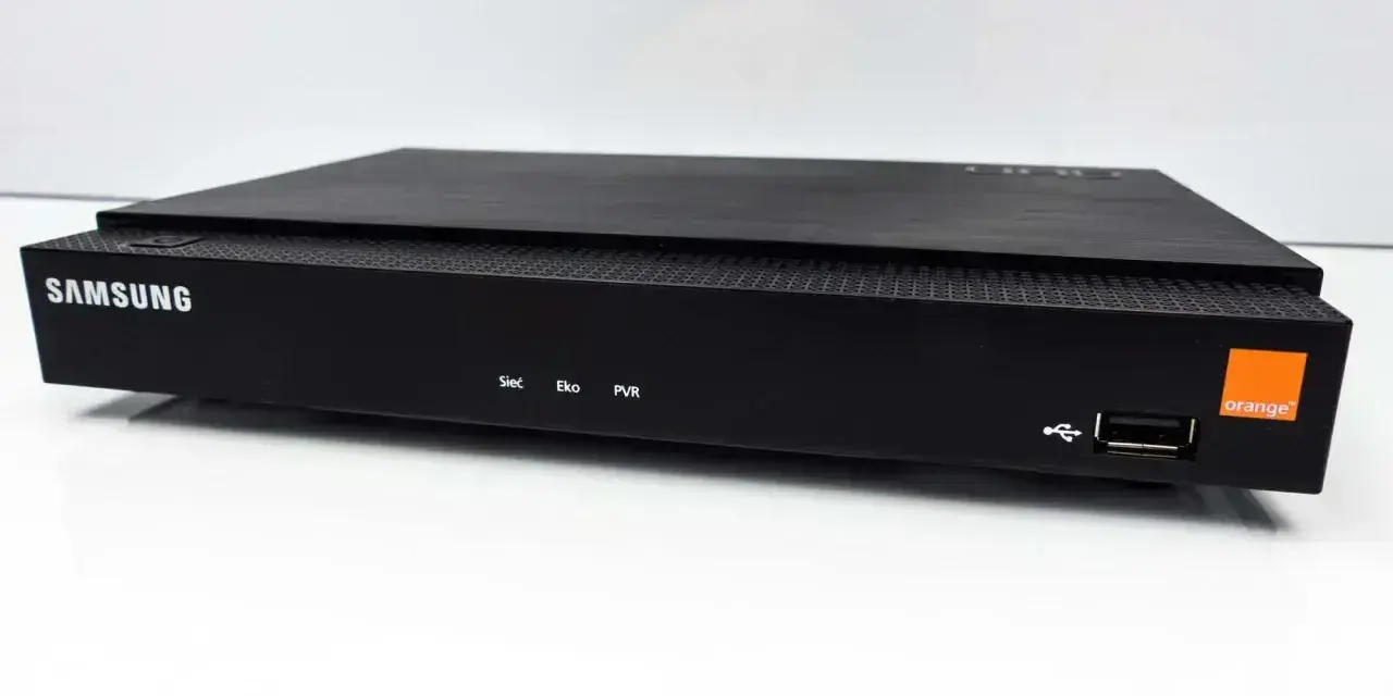 Czarny dekoder 4k multi Samsung z logo Orange. Posiada port USB i oznaczenia Sieć, Eko, PVR.