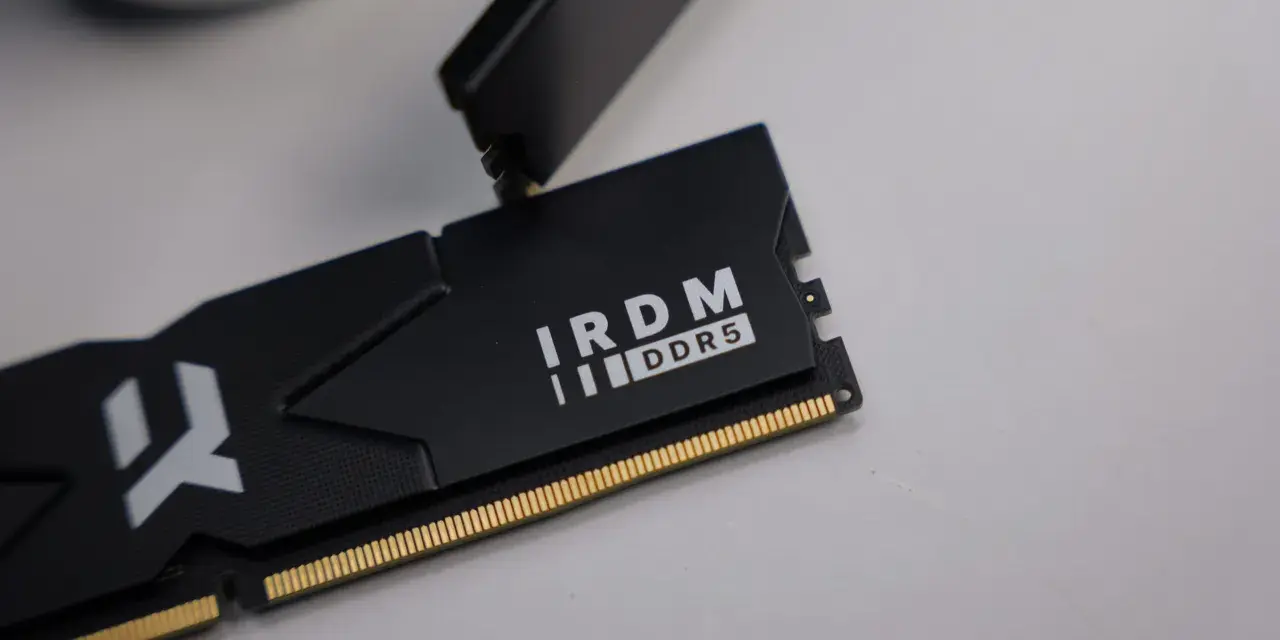 Moduł pamięci IRDM DDR5, gotowy do instalacji. Porównanie DDR4 vs DDR5 w praktyce.