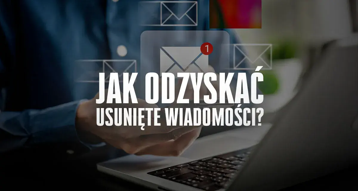 Odzyskiwanie usuniętych wiadomości SMS. Dłoń nad klawiaturą laptopa, ikony kopert.