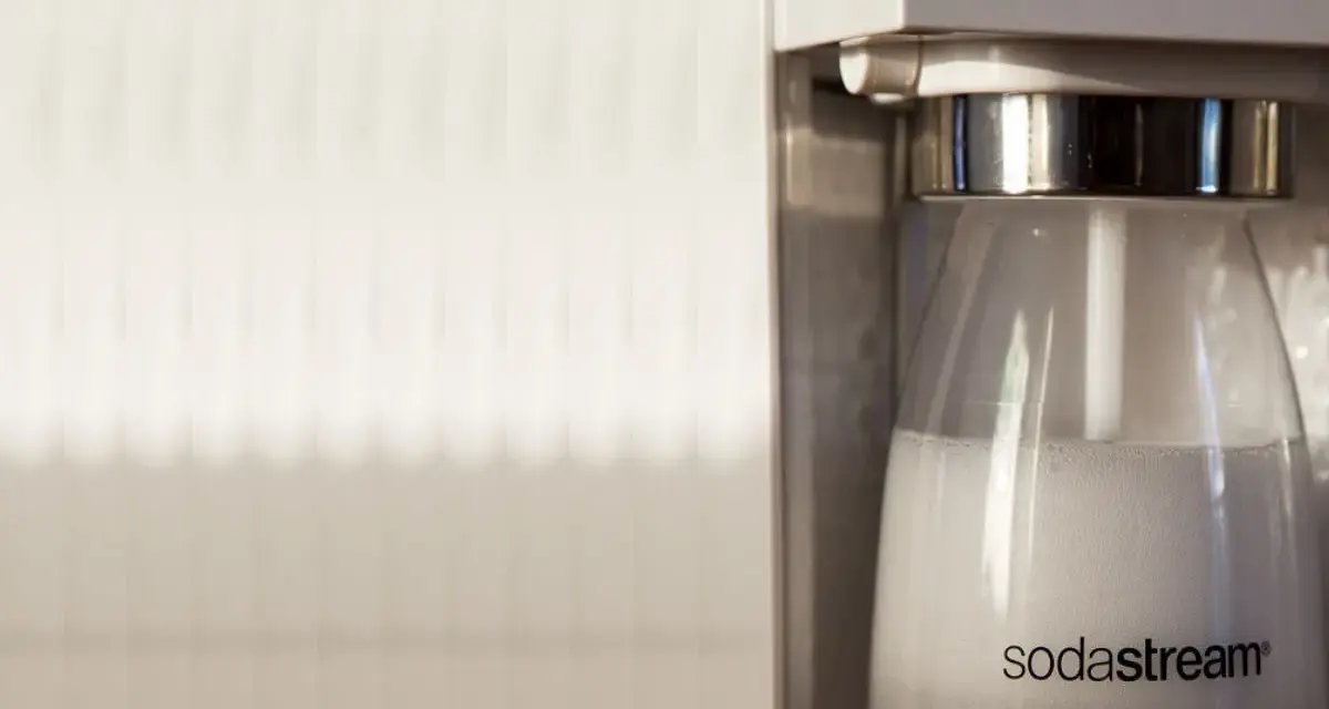 Zbliżenie na butelkę SodaStream z bąbelkami, gotową do wymiany butli.