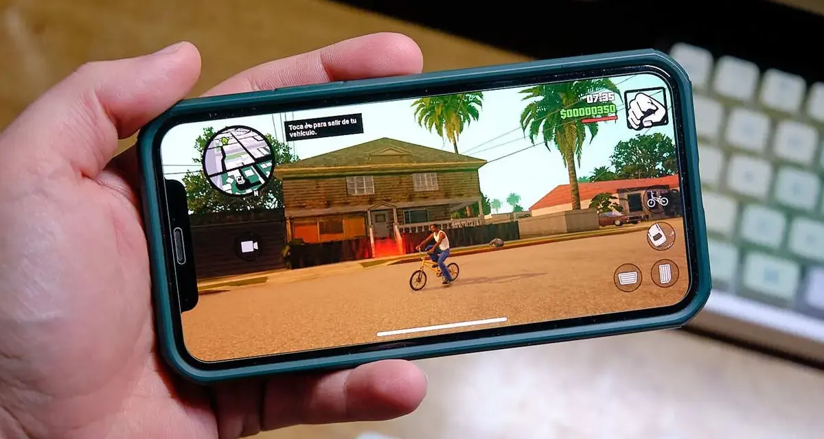Ręka trzyma smartfon z grą GTA: San Andreas. To świetny przykład darmowe gry na komórkę, które pozwalają na wirtualną rozrywkę.